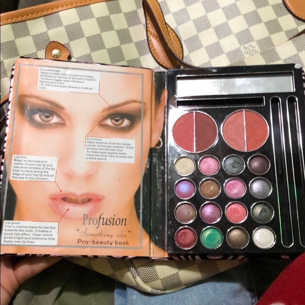 Makeup - Picture 2 of 4